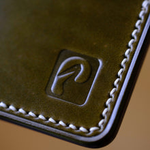 Load image into Gallery viewer, Pod 3 - Minimalist Wallet - Black &amp; Olive Shell Cordovan
